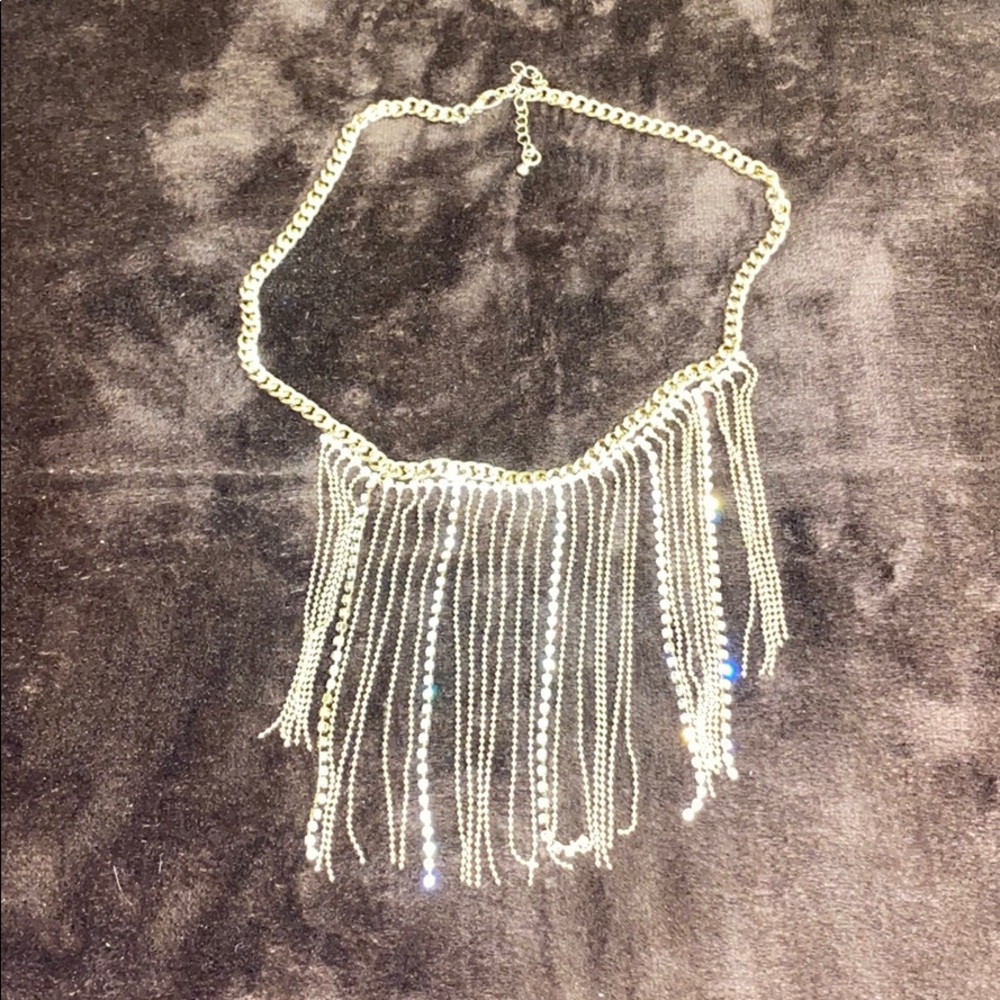 Short stringed necklace